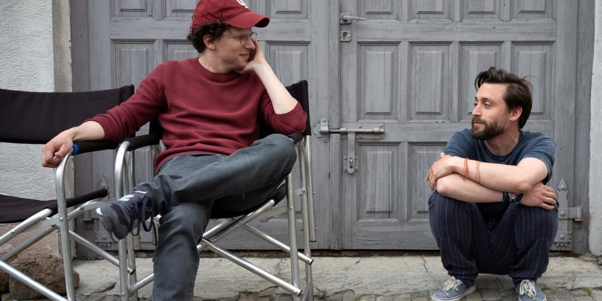 Na zdjęciu Jesse Eisenberg i Kieran Culkin na planie „Prawdziwego bólu”