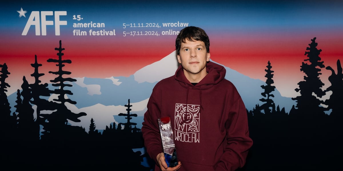 Na zdjęciu Jesse Eisenberg ze statuetką Indie Star Award