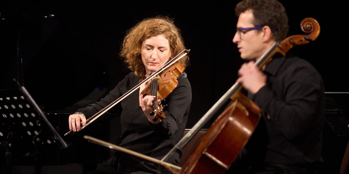 Koncert "Niguny" w Synagodze pod Białym Bocianem. Wrocław, 07.11.2024. Na zdjęciu skrzypaczka i kontrabasista.
