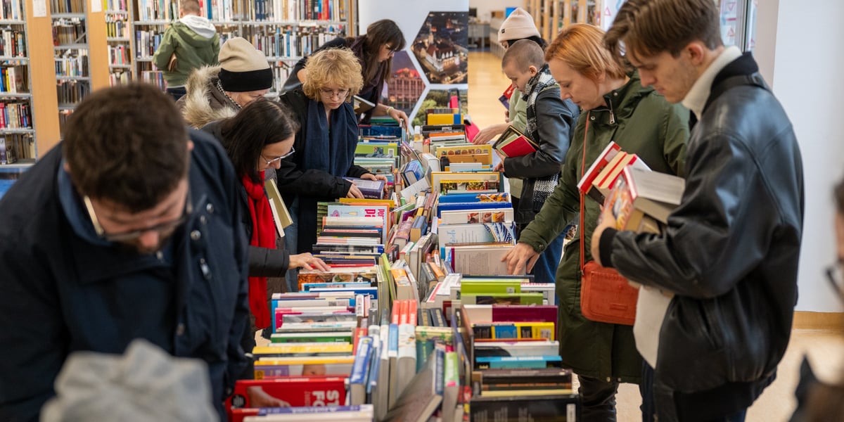 Mieszkańcy Wrocławia chętnie włączyli się w pomoc powodzianom z Ziemi Kłodzkiej i przez całą sobotę kupowali książki na kiermaszu w bibliotece na Nowym Dworze 