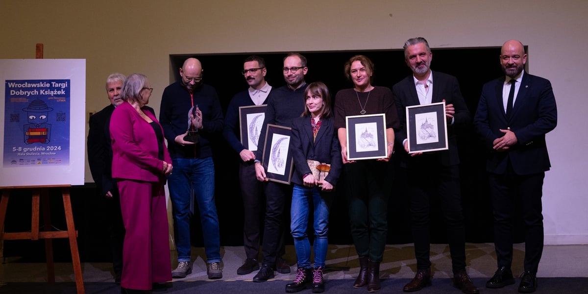 Na zdjęciu laureaci i nominowani do Nagród Pióro Fredry i Dobre Strony z prezydentem Jackiem Sutrykiem, dyrektor targów Anną Morawiecką i członkiem jury Andrzejem Ociepą