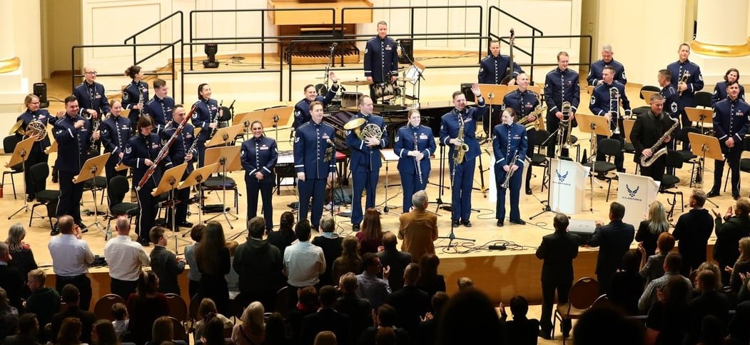 Kobiety i mężczyźni  w mundurach armii Stanów Zjednoczonych w instrumentami muzycznymi w rękach. Orkiestra Sił Powietrznych Stanów Zjednoczonych zagra we Wrocławiu