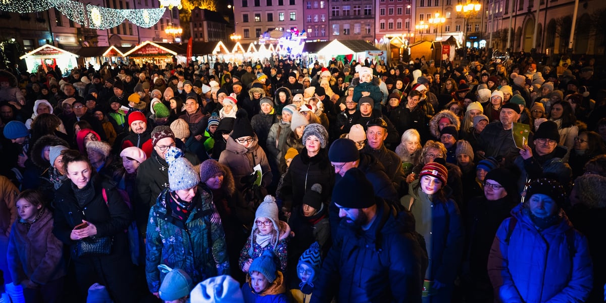 Tłum ludzi na wrocławskim Rynku