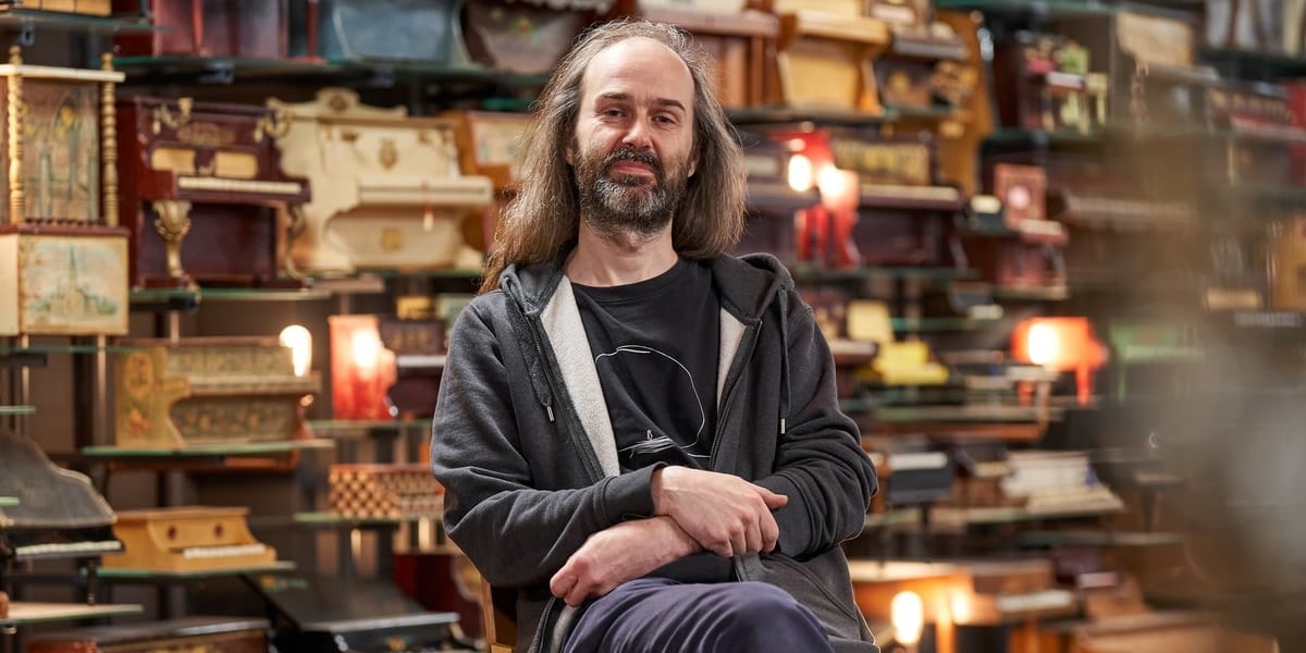 Paweł Romańczuk, twórca Galerii Toy Piano we Wrocławiu i założyciel zespołu Małe Instrumenty