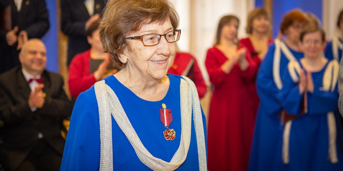 Uśmiechnięta Sabina Nychter z brązowym medalem przypiętym do szaty chóralnej (18 stycznia)