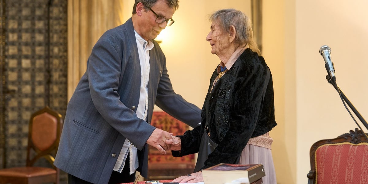 Mariusz Urbanek i Urszula Kozioł, podczas jubileuszu poetki w Ratuszu we Wrocławiu. Na zdjęciu widać mężczyznę w okularach i uśmiechniętą kobietę
