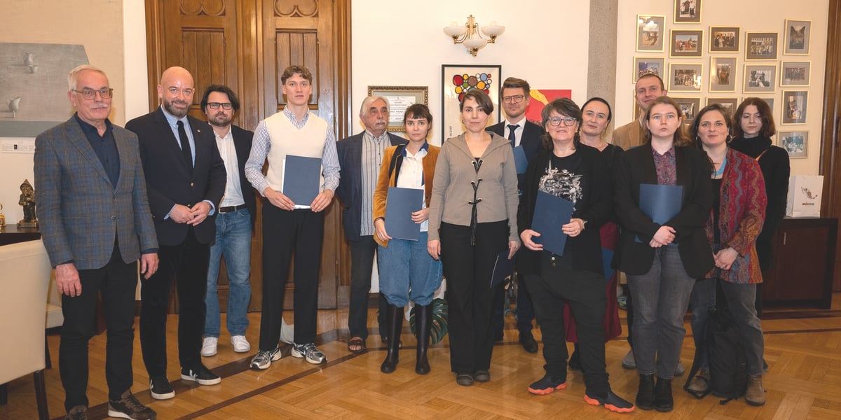 Na zdjęciu stypendyści prezydenta Wrocławia z prezydentem Jackiem Sutrykiem, dyrektorem Departamentu Kultury i Sportu Jarosławem Perdutą i dyrektorem Wydziału Kultury Jerzym Pietraszkiem