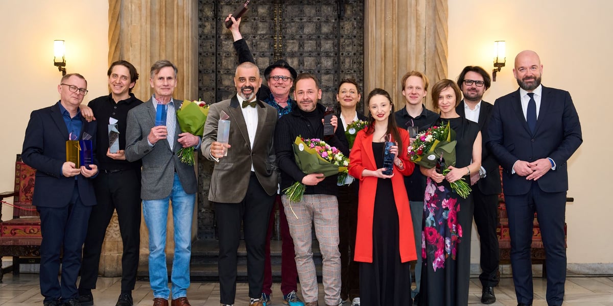 Na zdjęciu laureaci Nagrody Arlekin 2025 od lewej: Marek Fiedor, Mariusz Bąkowski, Tomasz Lulek, Konrad Imiela, Michał Litwiniec, Michał Opaliński, Maria Wojtyszko, Klaudia Waszak, Mateusz Zilbert, Małgorzata Dzierżon wspólnie z Jaroslawem Perdutą i prezydentem Jackiem Sutrykiem