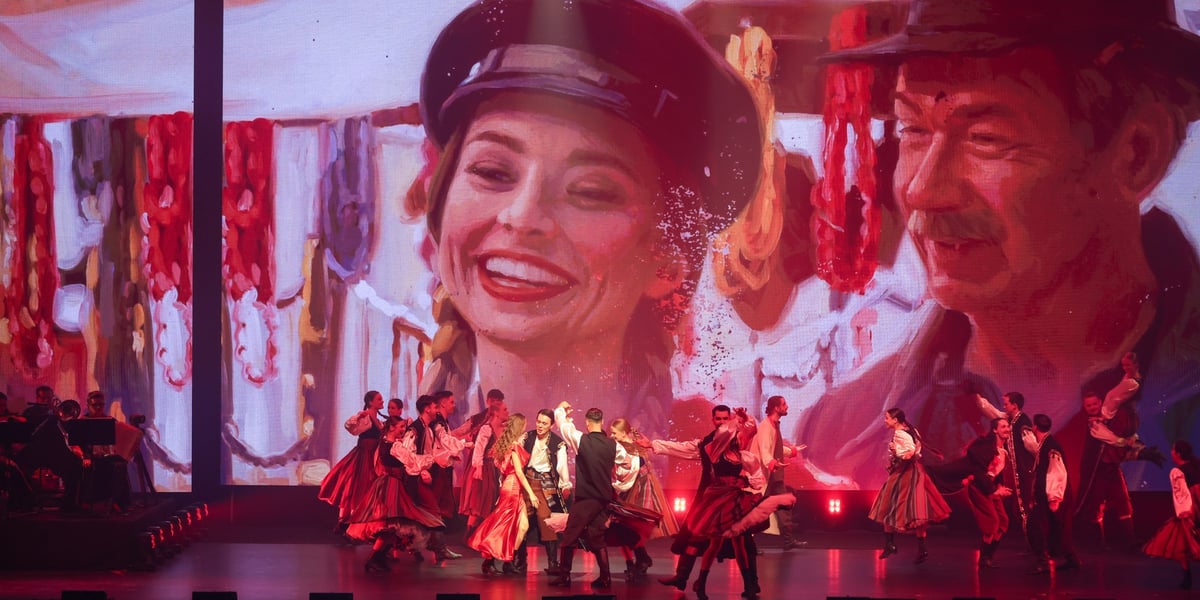 Widowisko "Chłopi Tańcuj Remixed" w Hali Stulecia, widok na scenę, w tle kadry z filmu "Chłopi"
