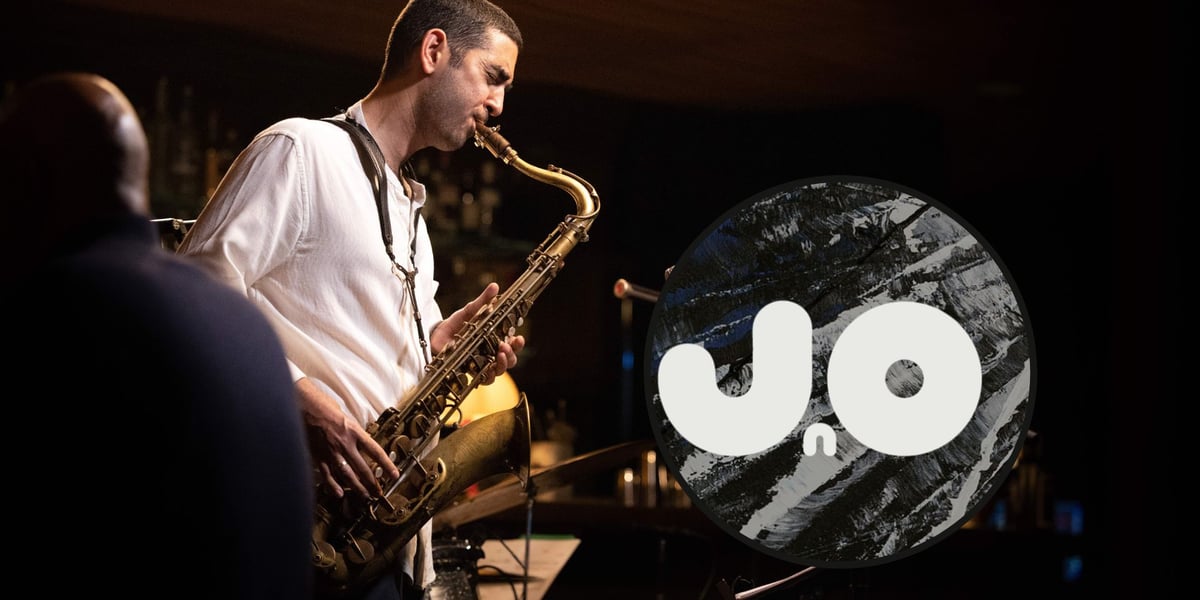 Daniel Rotem na saksofonie (zdjęcie ilustracyjne), w kółku obok jest logo JnO