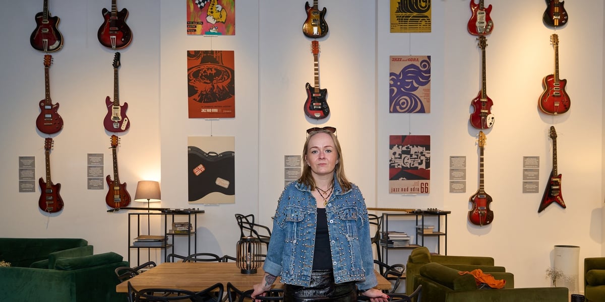 Paula Szewczyk z Gitarowego Rekordu Świata na tle wystawy Gitar „Defil”
