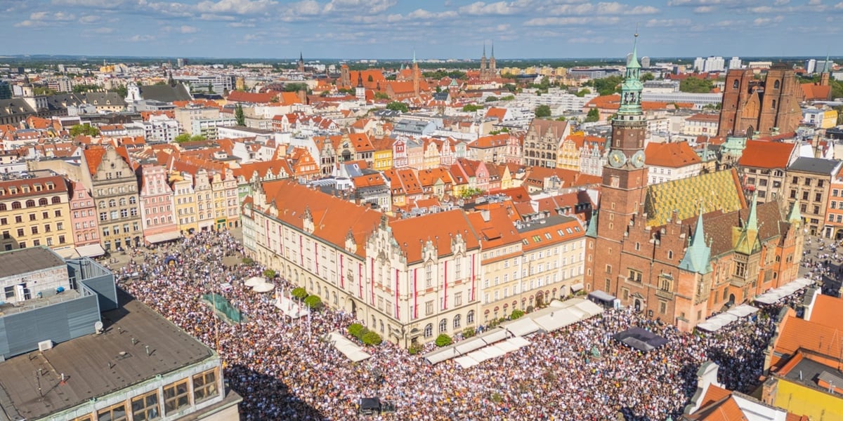 Na zdjęciach z drona gitarzyści, którzy pobili Gitarowy Rekord Świata 2025 na wrocławskim rynku
