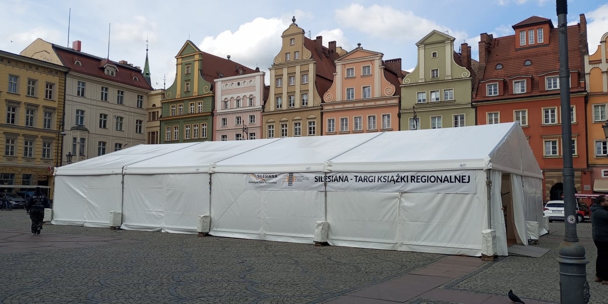 Namiot Targów Książki Regionalnej Silesiana 2025 na placu Solnym