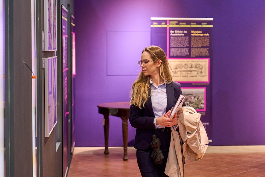 Kobieta w garniturze i okularach ogląda wystawę „Dolny Śląsk pnie się w górę” w przededniu jej otwarcia w Muzeum Etnograficznym we Wrocławiu 