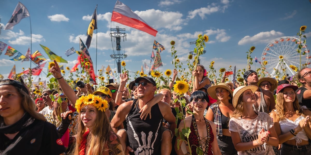 Pol'and'Rock 2024. Kolorowy tłum przed sceną