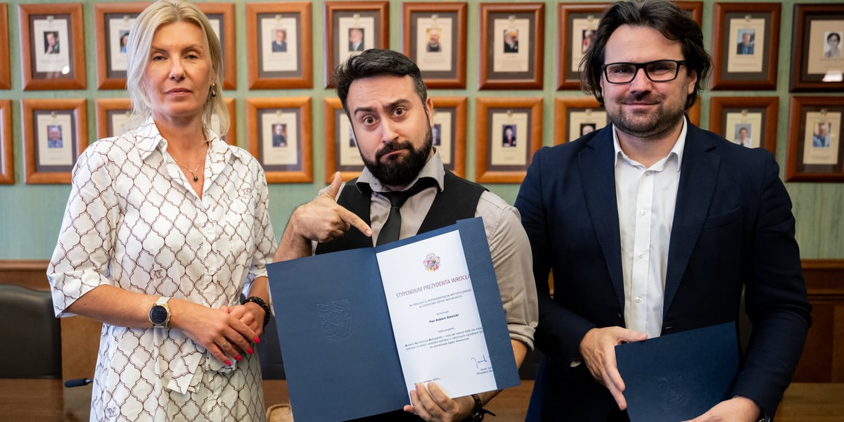 Jednym ze stypendystów jest twórca komiksów Robert Sienicki. Na zdjęciu wiceprezydent Renata Granowska, Robert Sienicki i dyrektor Departamentu Kultury i Sportu - Jarosław Perduta 