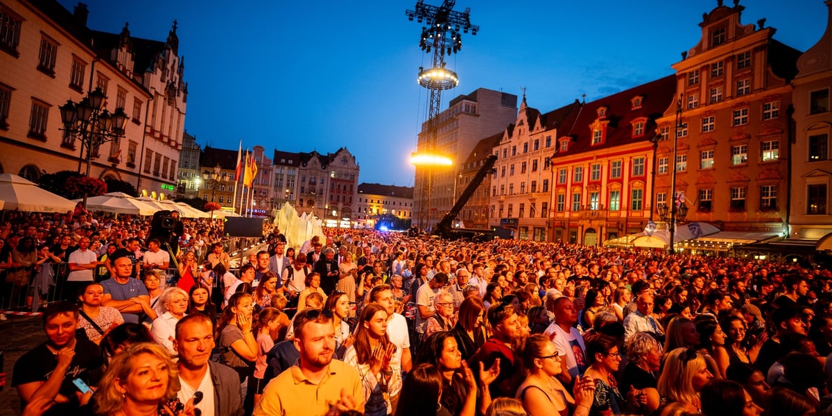Publiczność w Rynku na koncercie "Wrocław Przyszłości"