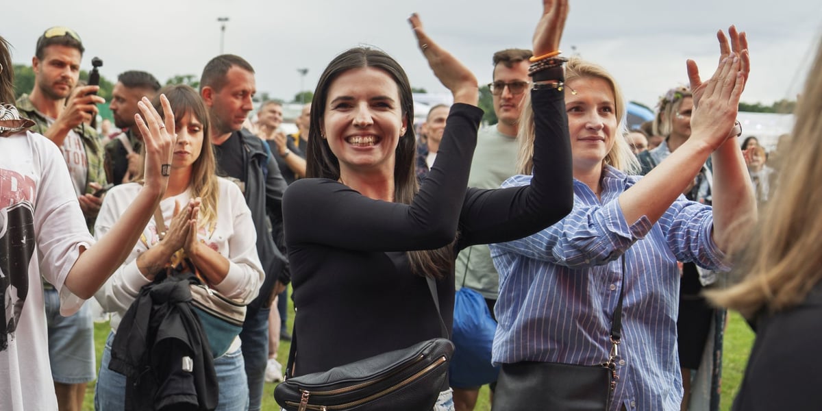 Publiczność na Męskim Graniu 2025 we Wrocławiu. Na pierwszym planie uśmiechnięta kobieta