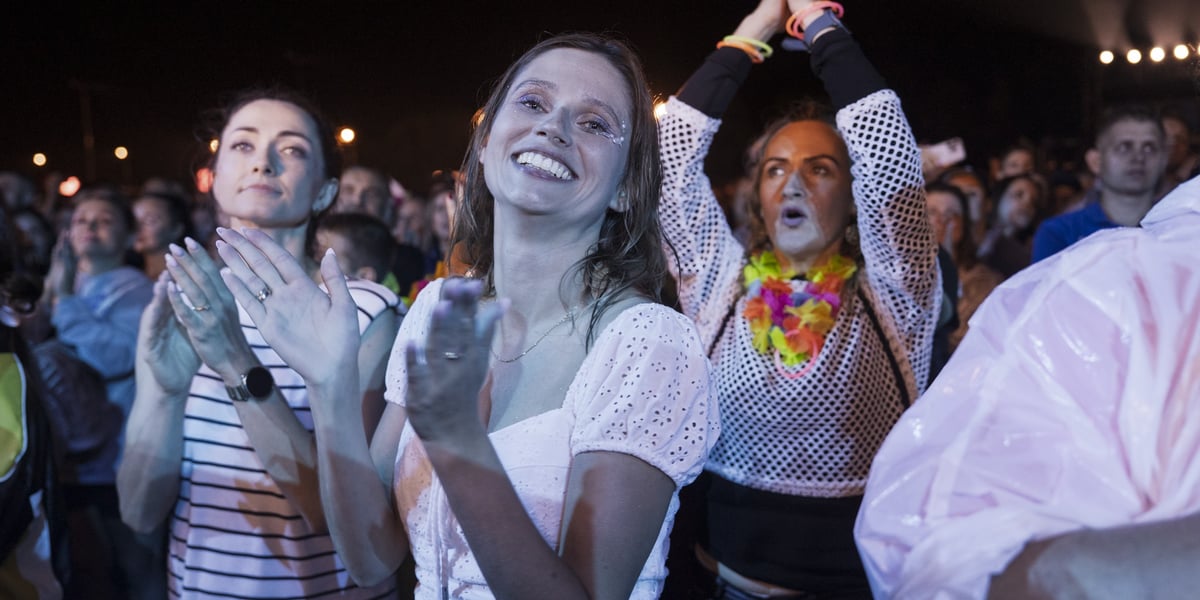 Publiczność na Męskim Graniu 2025 we Wrocławiu - na pierwszym planie trzy kobiety
