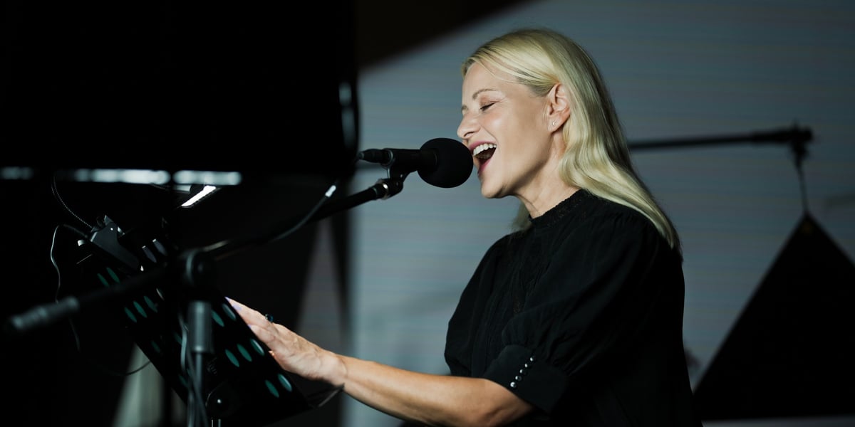 Małgorzata Kożuchowska w spektaklu „Kochanie jesteśmy”  Tomasza Mana scenie letniej Teatru Po Kolei na Dworcu Głównym PKP we Wrocławiu