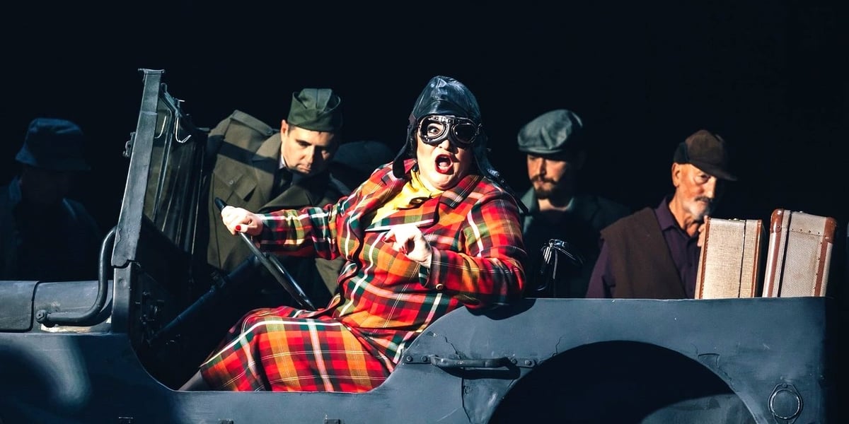 Na zdjęciu scena ze „Strasznego dworu” w Operze Wrocławskiej w kostiumach