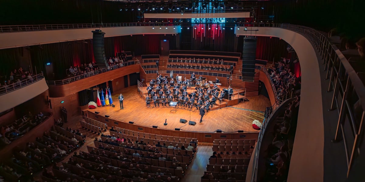 Na scenie NFM orkiestra, chór, solista