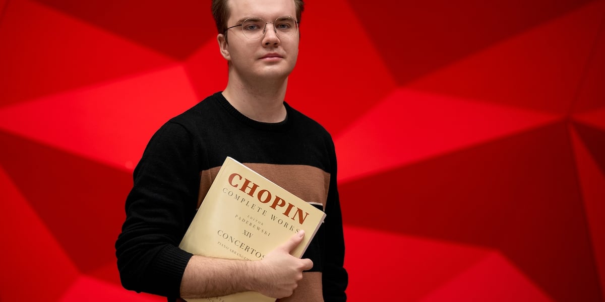Na zdjęciu pianista Piotr Alexewicz z wydaniem nutowym koncertów Chopina w sali czerwonej Narodowego Forum Muzyki