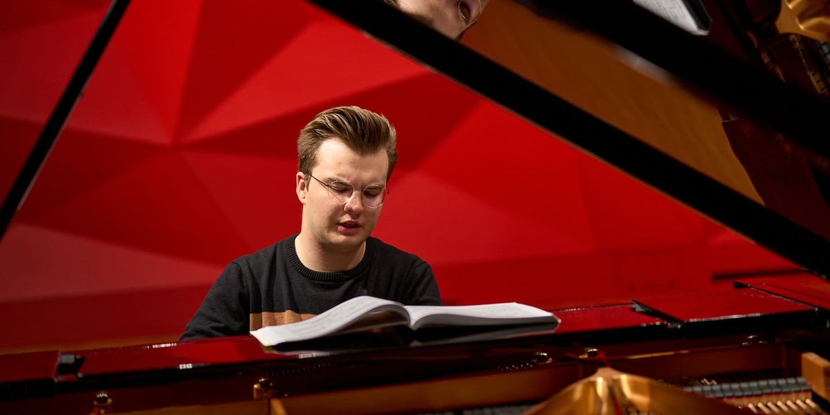 Na zdjęciu Piotr Alexewicz ćwiczy w sali czerwonej Narodowego Forum Muzyki
