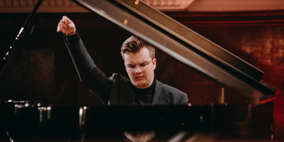 Na zdjęciu Piotr Alexewicz przy fortepianie Shigeru Kawai podczas Konkursu Chopinowskiego na scenie Filharmonii Narodowej
