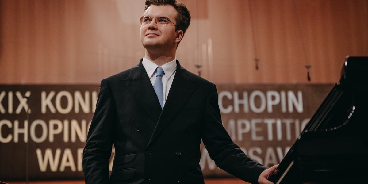 Na zdjęciu Piotr Alexewicz kłania się publiczności po koncercie finałowym XIX Konkursu Chopinowskiego 