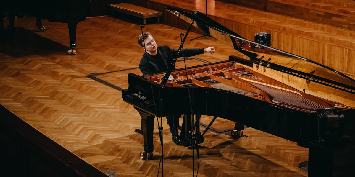 Na zdjęciu Piotr Alexewicz na scenie Filharmonii Narodowej podczas XIX Konkursu Chopinowskiego
