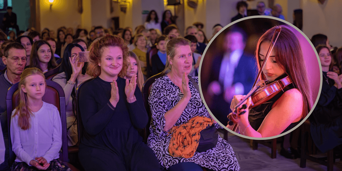 Publiczność i stypendyści w Starym Ratuszu, w kółku skrzypaczka Diana grająca na swoim instrumencie