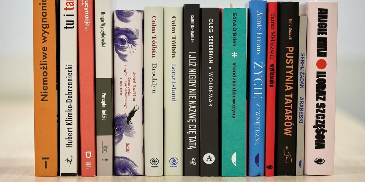 Polecane książki stojące obok siebie, ułożone grzbietami