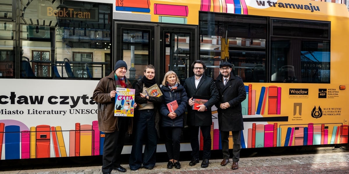 BookTram, który promuje akcję „Wrocław czyta”, przed tramwajem m.in. Anna Janus, dyrektor Miejskiej Biblioteki Publicznej, Jarosław Perduta, dyrektor Departamentu Kultury i Sportu, Witold Woźny, prezes MPK Wrocław