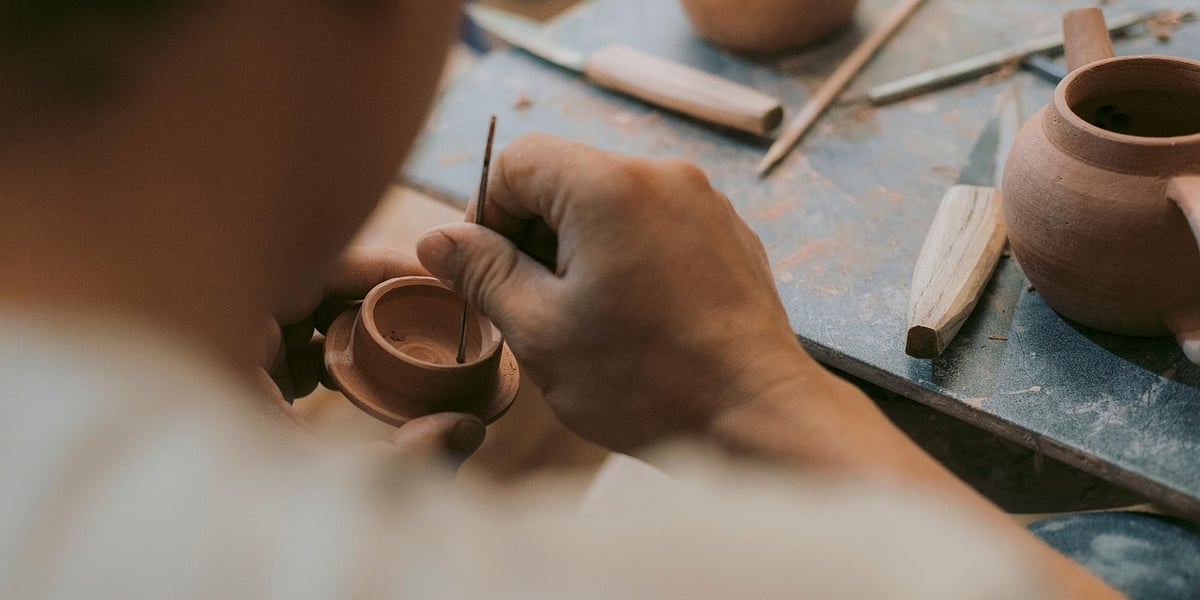 Na zdjęciu dłonie rzeźbiarza przy pracy