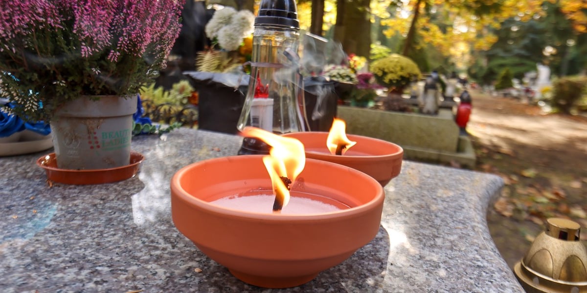 Palący się znicz na pomniku na cmentarzu Grabiszyńskim, 1 listopada 2025