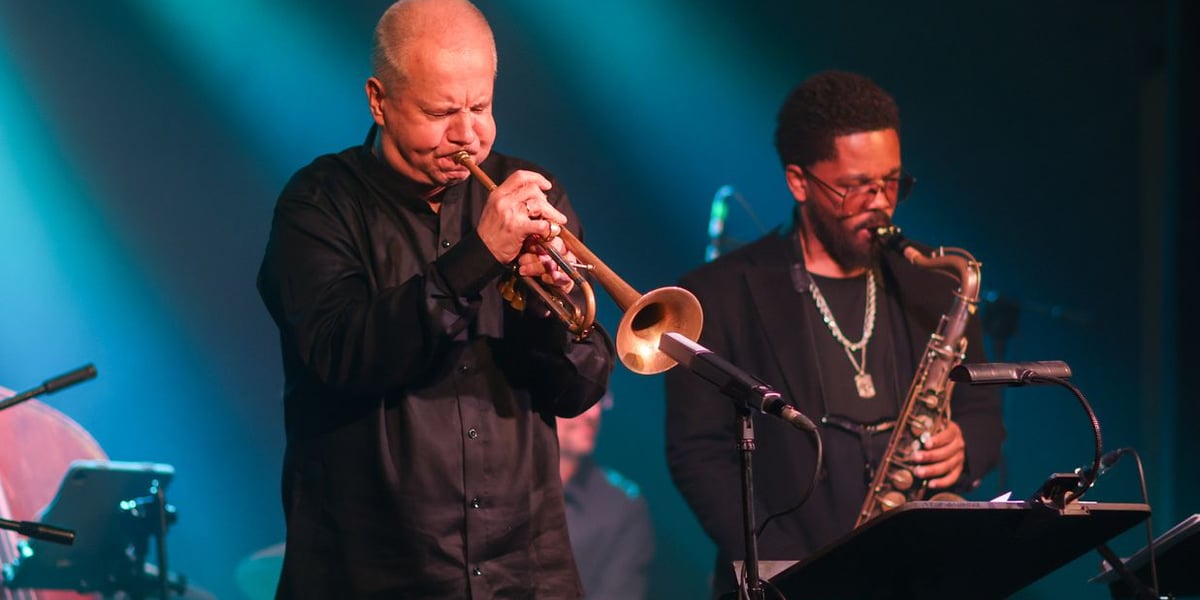 Piotr Wojtasik na trąbce i Mark Shim na saksofonie podczas koncertu w Firleju, 2 listopada 2025