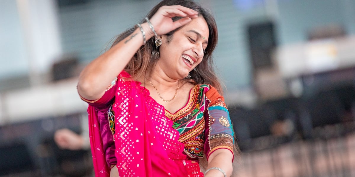 Kobieta w kolorowym ubraniu tańcząca w hali terminala na lotnisku we Wrocławiu, 2 listopada 2025