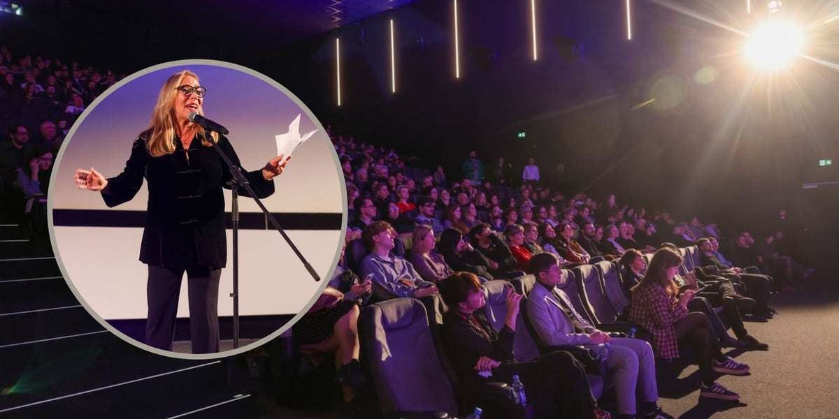 Na zdjęciu w tle publiczność American Film Festival. Na zdjęciu w kółku amerykańska reżyserka Susan Seidelman.