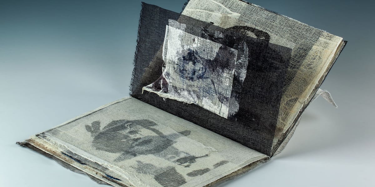 Ogólnopolski Przegląd Sztuki Książki w Pawilonie Czterech Kopuł. Wrocław, 15.11.2025. Na zdjęciu książka „Utracone dzieciństwo” Magdaleny Chomiak (kodeks / 2025, Toruń (Polska) / gaza / kolaż, tusz / 32 × 23,5 × 3 cm / unikat)