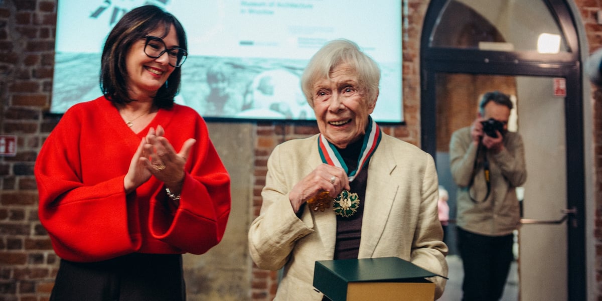 Wręczenie Złotego Medalu "Zasłużony Kulturze Gloria Artis" Annie Szapkowskiej-Kujawskiej podczas wernisażu w Muzeum Architektury we Wrocławiu
