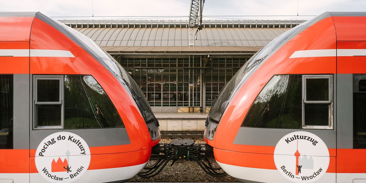 Dwa wagony „Pociągu do Kultury” na stacji kolejowej we Wrocławiu.