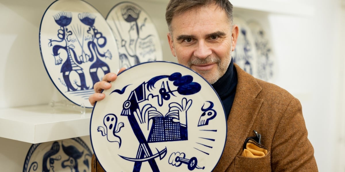 To unikaty! Wrocławski rysownik malował ręcznie talerze i zaprojektował wzór na kubki w „Ceramice Artystycznej” w Bolesławcu