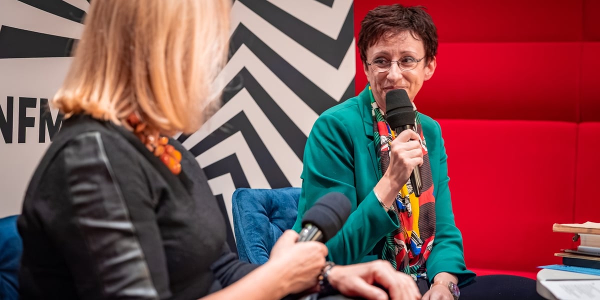 Na zdjęciu Magdalena Talik z mikrofonem i prowadząca spotkanie w NFM Agnieszka Ostapowicz