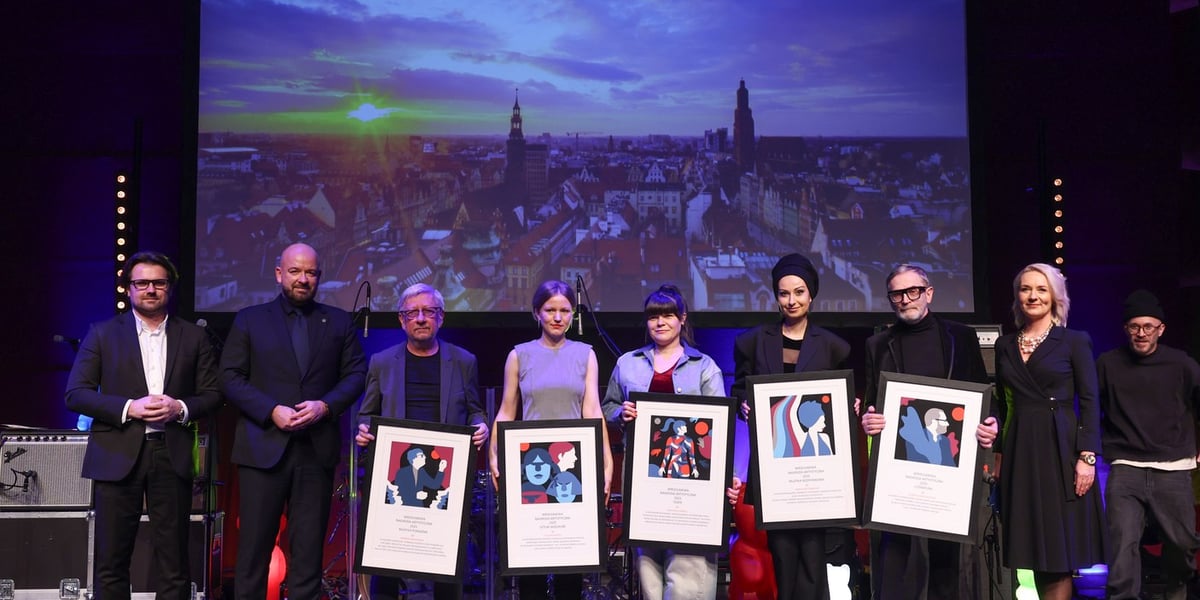 Kobiety i mężczyźni pozują do zdjęcia. Wrocławska Nagroda Artystyczna 2025, uroczystość 8.12.2025 r.