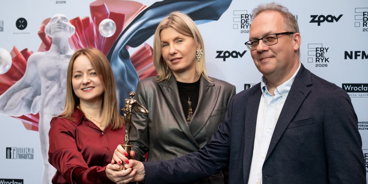 Na zdjęciu (z lewej) Olga Humeńczuk, dyrektor Narodowego Forum Muzyki, Renata Granowska, wiceprezydent Wrocławia, Bogusław Pluta, dyrektor zarządzający Związku Producentów Audio Video, wszyscy trzymają statuetkę Fryderyka