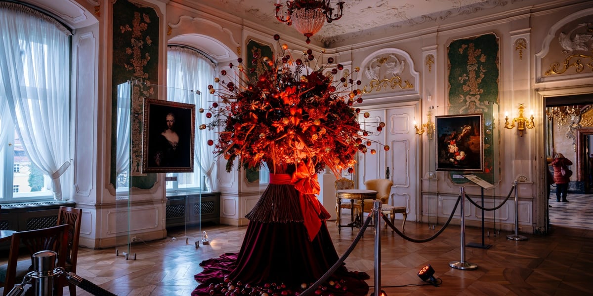 kompozycja z kwiatów w jednej z sal Książa