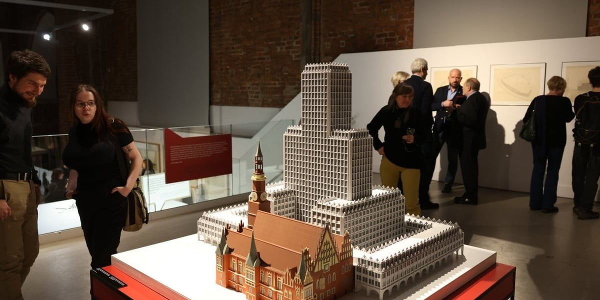 Eksponaty z wystawy Gdyby. Niezrealizowane wizje nowoczesnego Wrocławia w Muzeum Architektury we Wrocławiu. Na zdjęciu model wieżowa obok modelu Ratusza we wrocławskim Rynku
