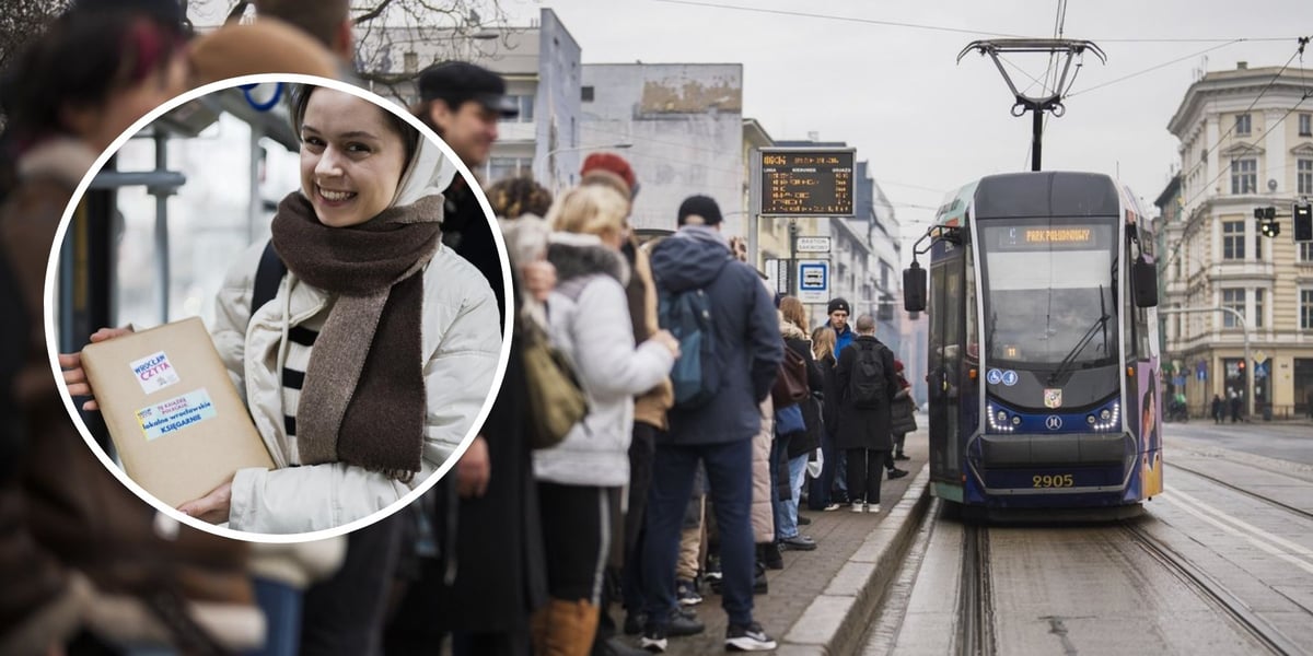 Na dużym zdjęciu BookTram na przystanku Bastion Sakwowy, czeka dużo pasażerów, na zdjęciu małym w kółku kobieta z książką z akcji „Wrocław czyta”