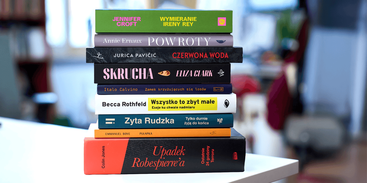 Na zdjęciu polecane książki ułożone w stos z widocznymi grzbietami okładek